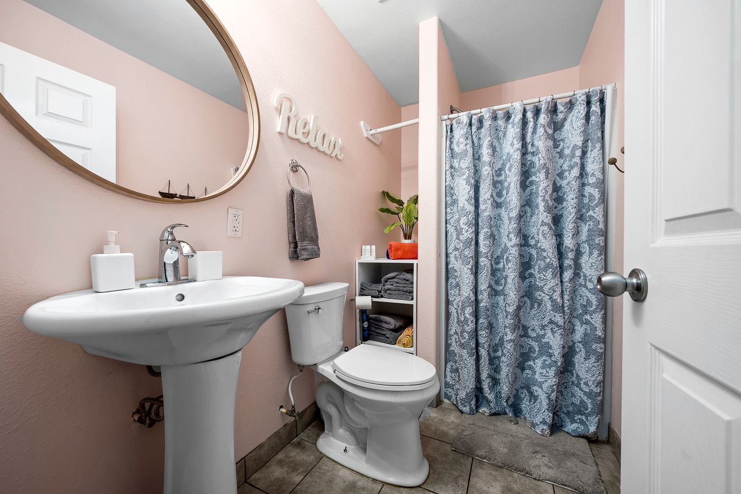 Equipped Cabin Perfect for Small Groups or Families in Rockport, Texas