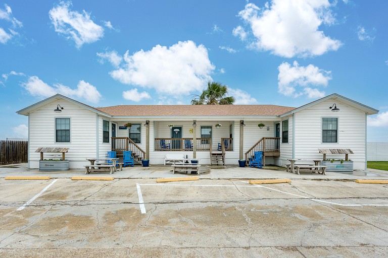 Equipped Cabin Perfect for Small Groups or Families in Rockport, Texas