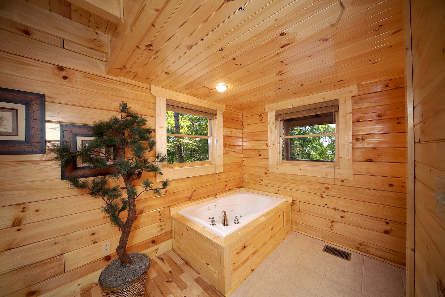 Luxury Cabin Getaway Ideal for the Whole Family in Gatlinburg, East Tennessee