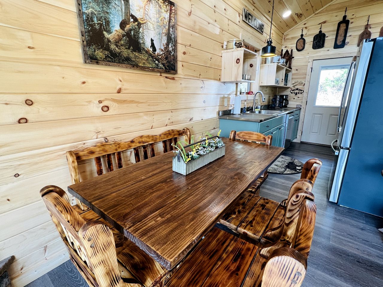 Delightful Log Cabin with Hot Tub, Pool Table, and Smoky Mountain Views in Sevierville, Tennessee