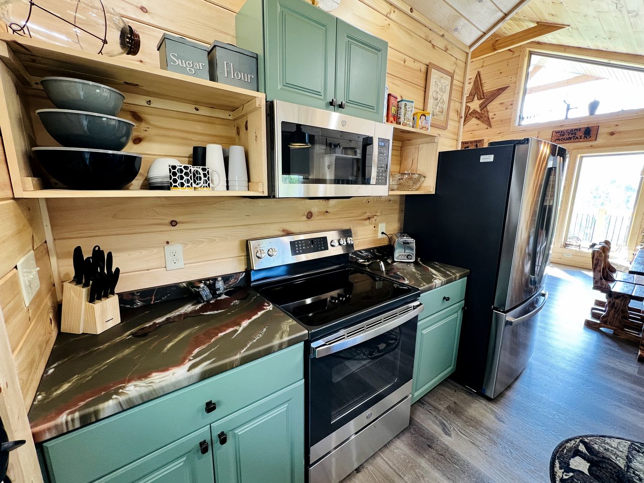 Delightful Log Cabin with Hot Tub, Pool Table, and Smoky Mountain Views in Sevierville, Tennessee