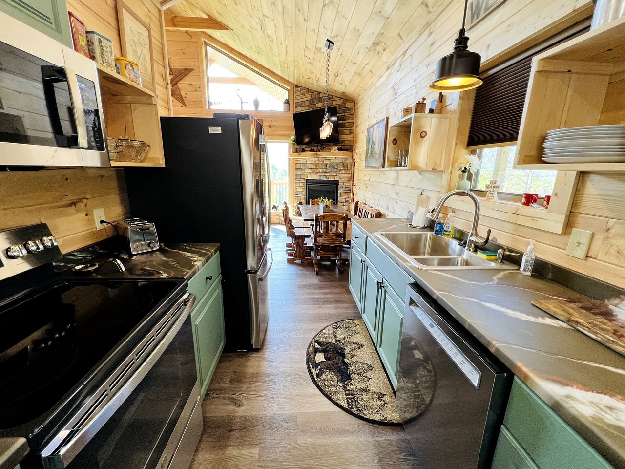 Delightful Log Cabin with Hot Tub, Pool Table, and Smoky Mountain Views in Sevierville, Tennessee