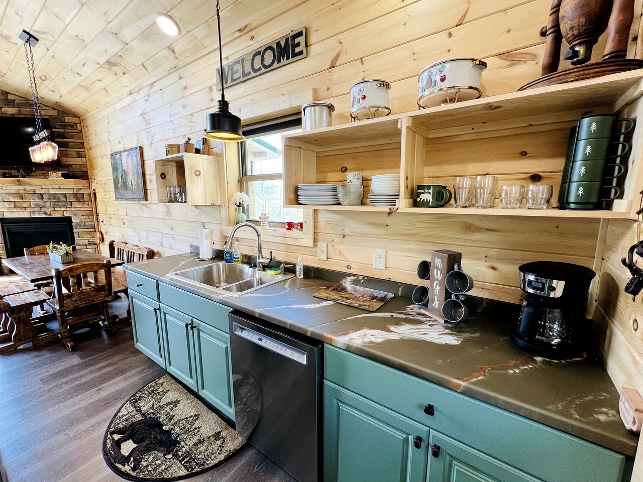 Delightful Log Cabin with Hot Tub, Pool Table, and Smoky Mountain Views in Sevierville, Tennessee