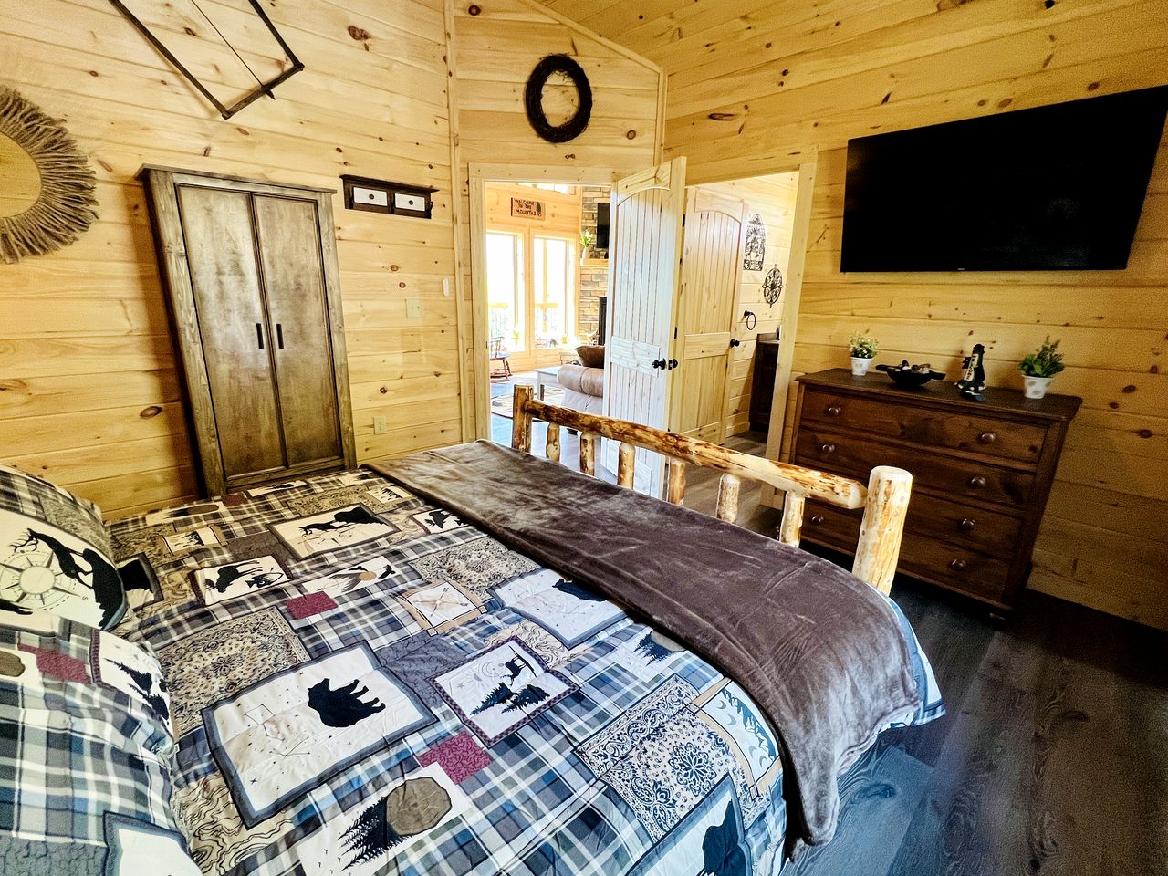 Delightful Log Cabin with Hot Tub, Pool Table, and Smoky Mountain Views in Sevierville, Tennessee