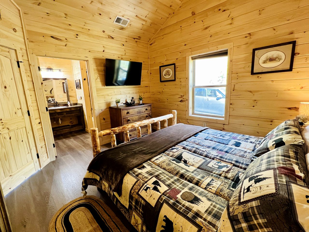 Delightful Log Cabin with Hot Tub, Pool Table, and Smoky Mountain Views in Sevierville, Tennessee