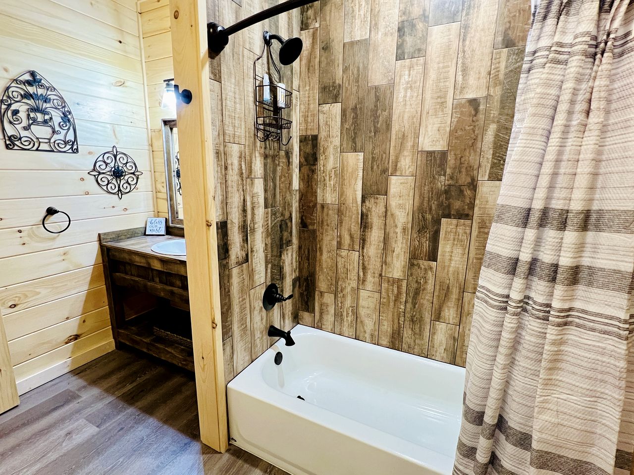 Delightful Log Cabin with Hot Tub, Pool Table, and Smoky Mountain Views in Sevierville, Tennessee