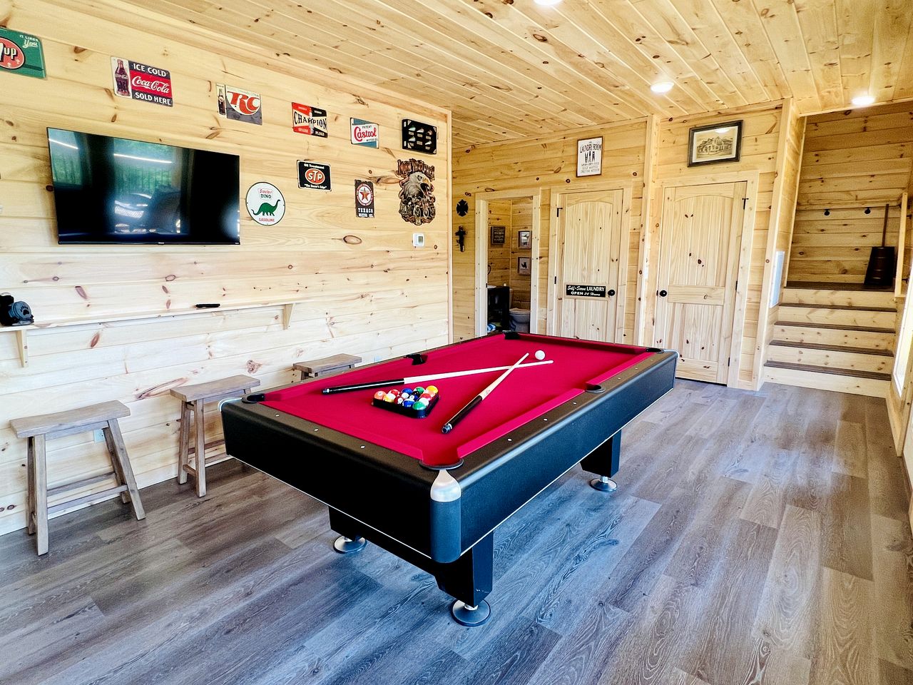 Delightful Log Cabin with Hot Tub, Pool Table, and Smoky Mountain Views in Sevierville, Tennessee