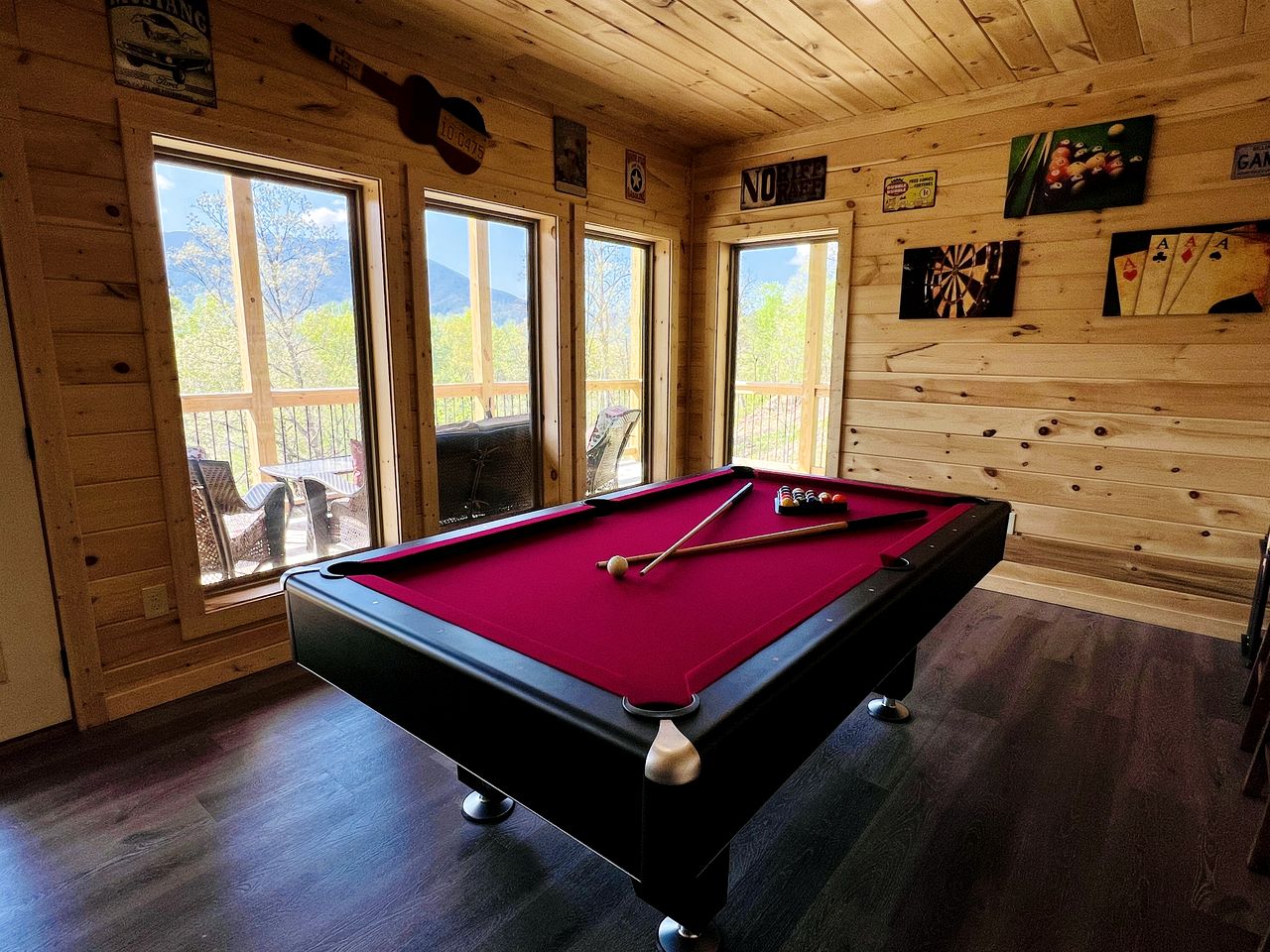 Delightful Log Cabin with Hot Tub, Pool Table, and Smoky Mountain Views in Sevierville, Tennessee
