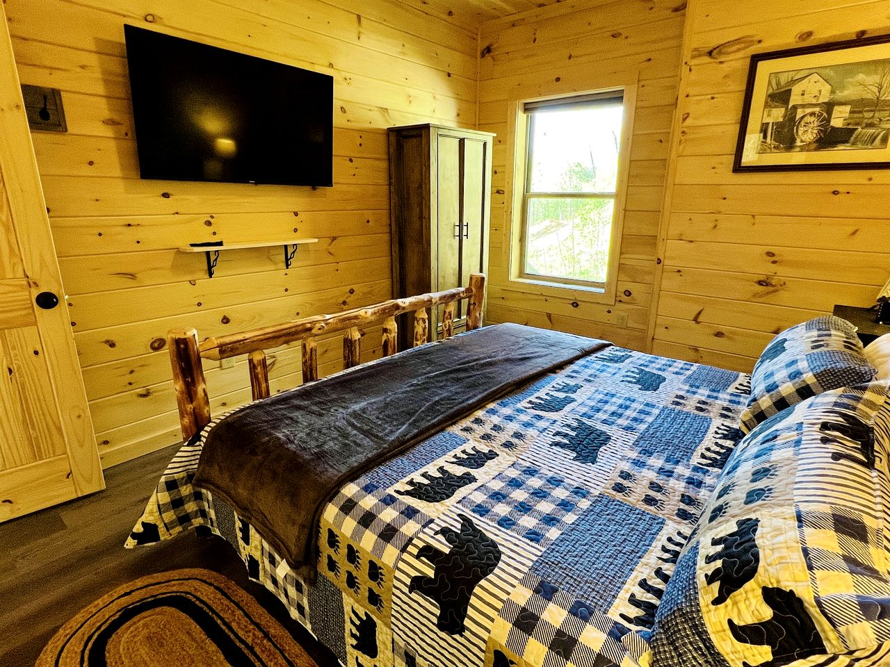 Delightful Log Cabin with Hot Tub, Pool Table, and Smoky Mountain Views in Sevierville, Tennessee