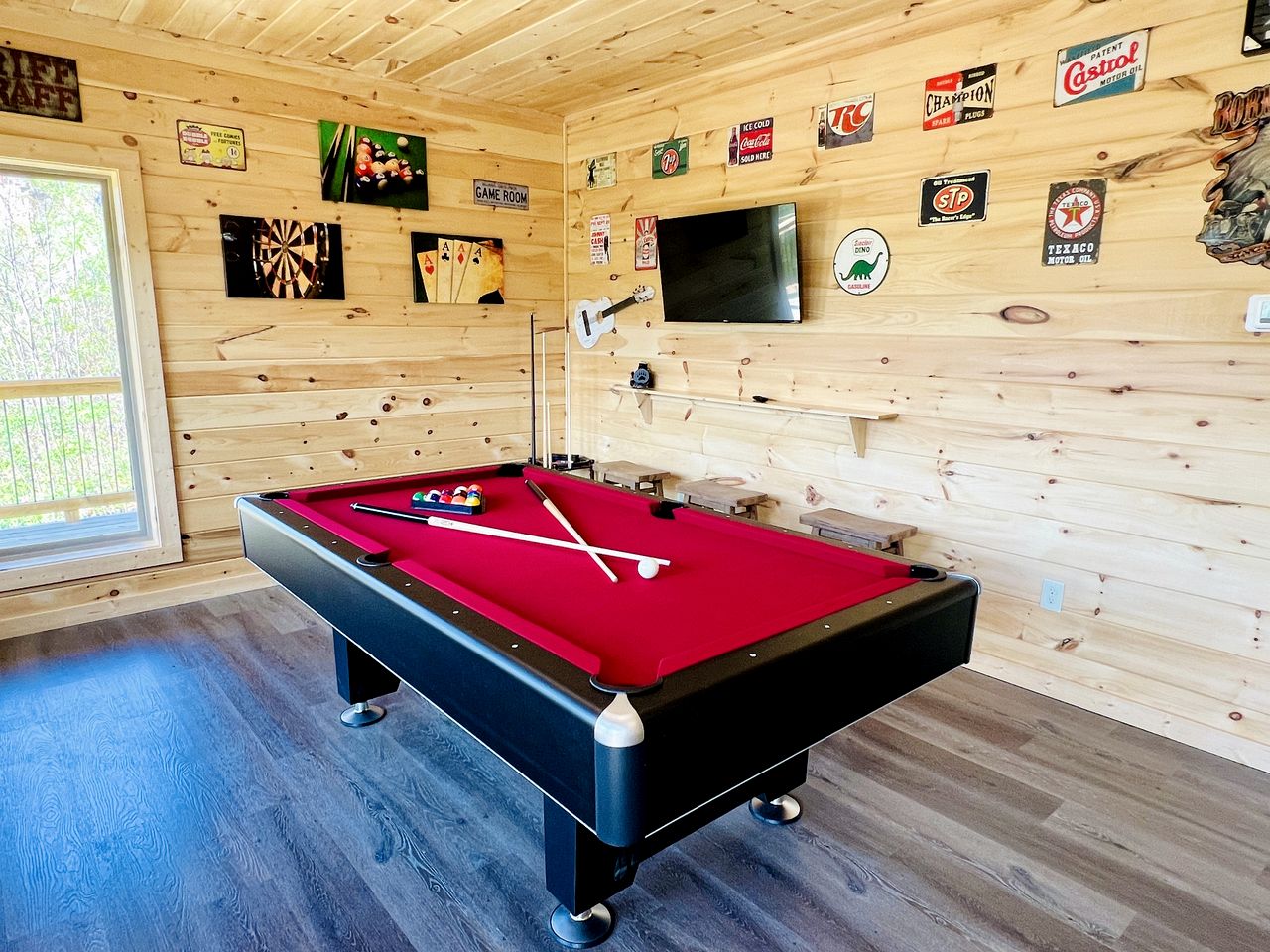 Delightful Log Cabin with Hot Tub, Pool Table, and Smoky Mountain Views in Sevierville, Tennessee