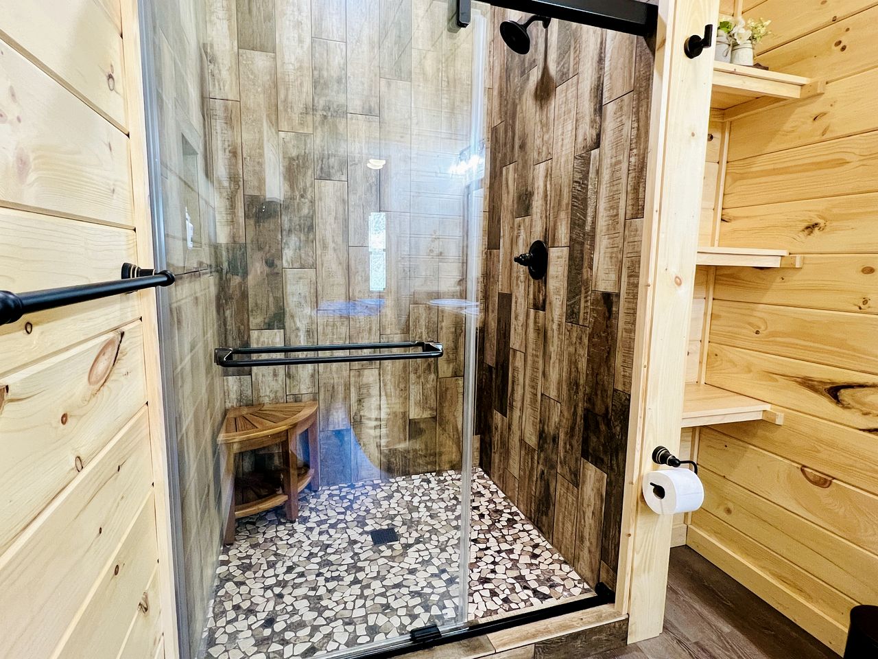 Delightful Log Cabin with Hot Tub, Pool Table, and Smoky Mountain Views in Sevierville, Tennessee