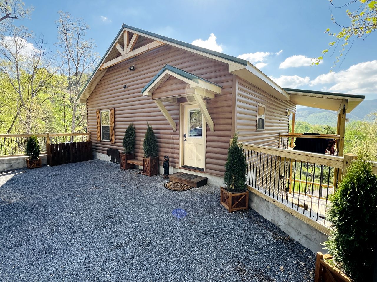Delightful Log Cabin with Hot Tub, Pool Table, and Smoky Mountain Views in Sevierville, Tennessee