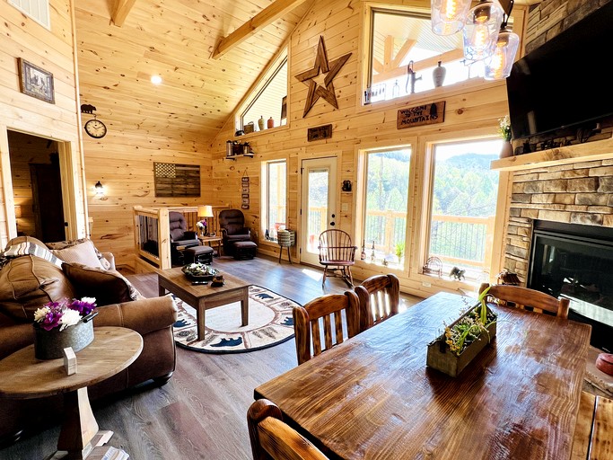 Delightful Log Cabin with Hot Tub, Pool Table, and Smoky Mountain Views in Sevierville, Tennessee