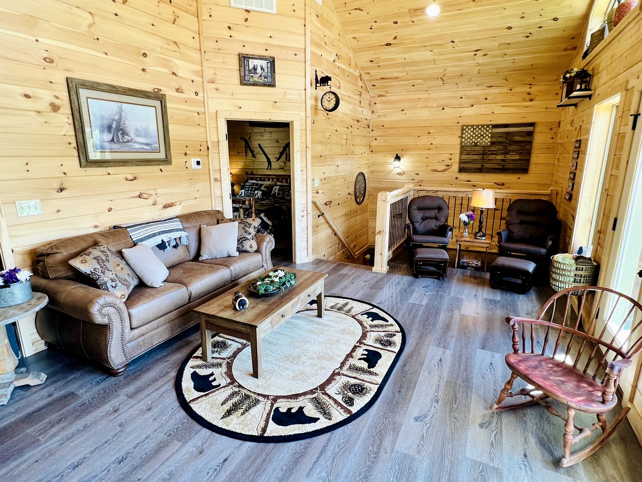 Delightful Log Cabin with Hot Tub, Pool Table, and Smoky Mountain Views in Sevierville, Tennessee