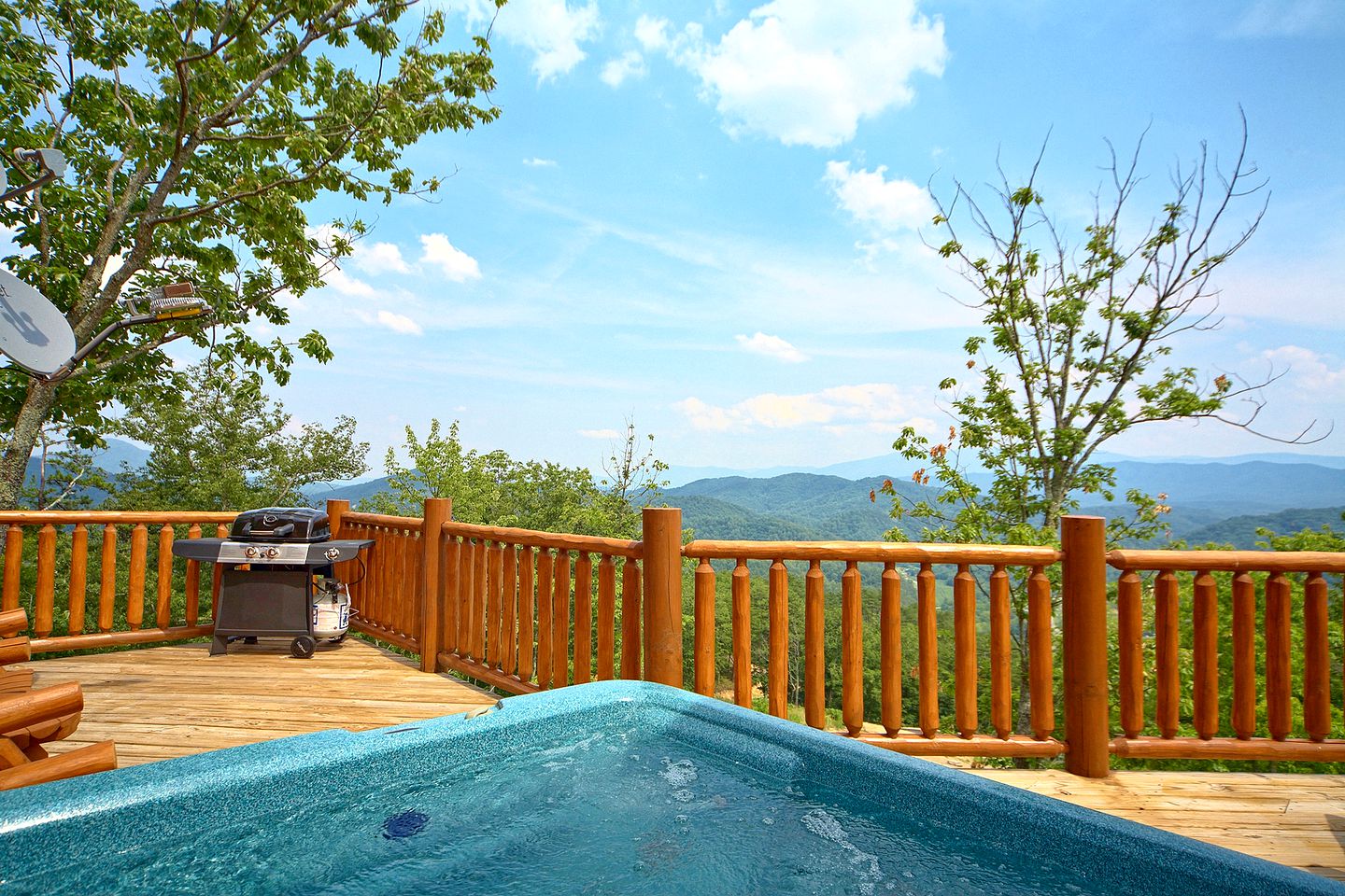 Secluded Log Cabin near Douglas Lake in Sevierville, East Tennessee