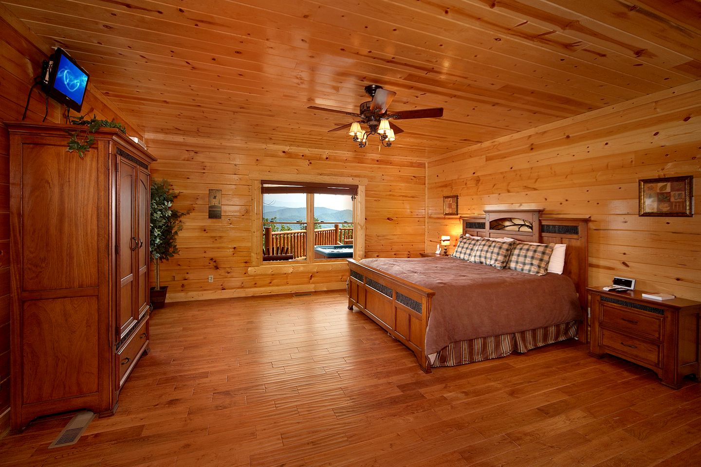 Secluded Log Cabin near Douglas Lake in Sevierville, East Tennessee