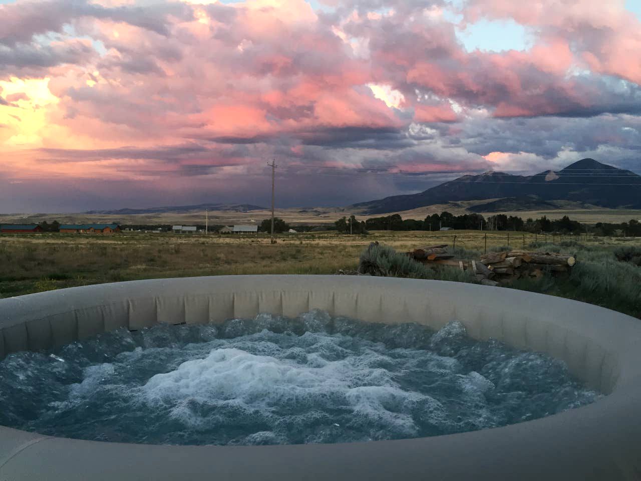 Romantic Cabin w/ Mountain View/hot tub/fireplace!, Cabins 59439