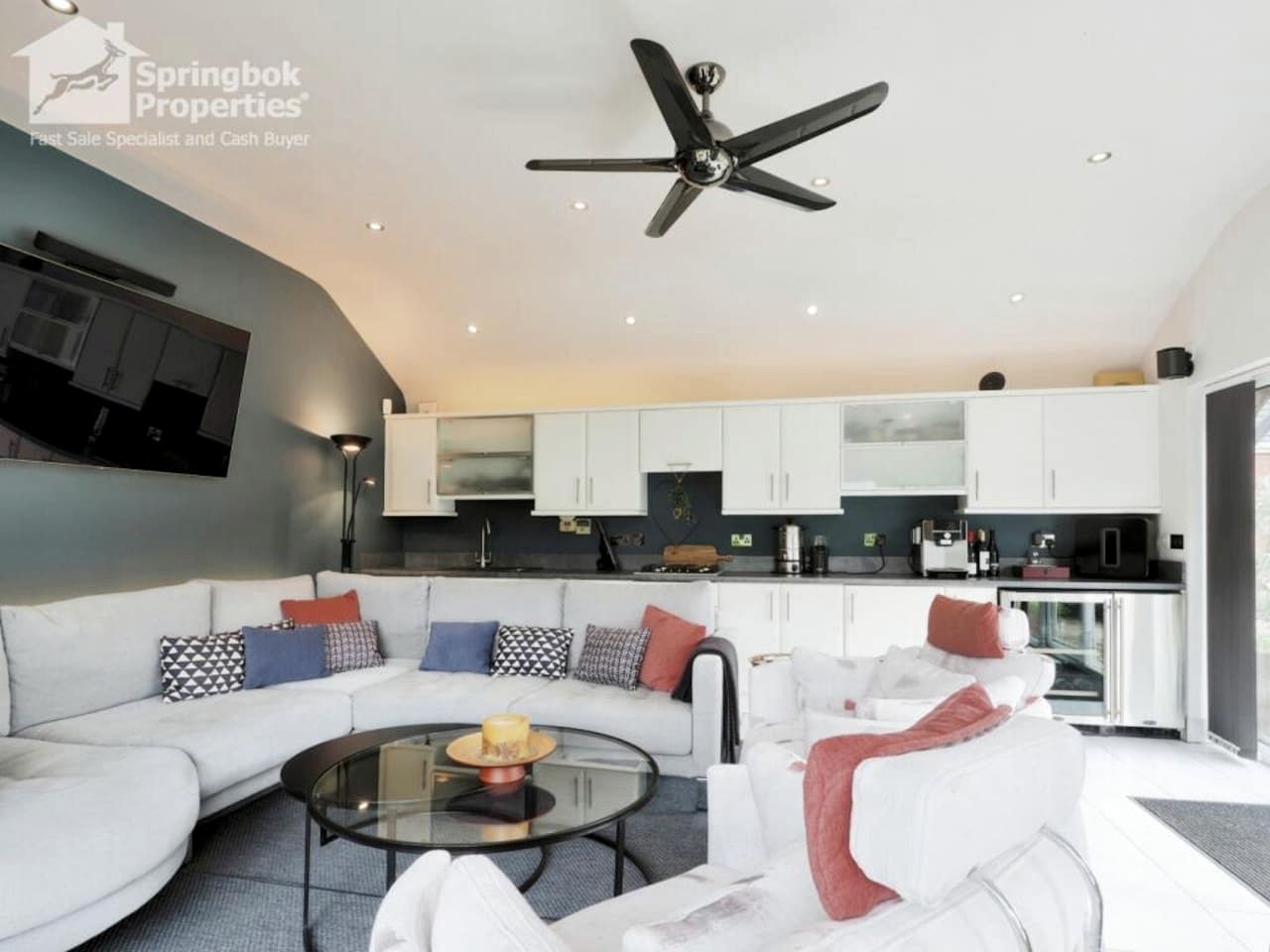 Luxurious Country Villa Retreat with Indoor Pool, Cinema & Spa Near Oxfordshire Countryside