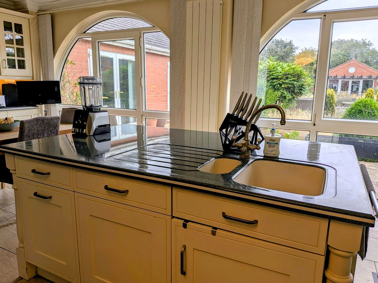 Luxurious Country Villa Retreat with Indoor Pool, Cinema & Spa Near Oxfordshire Countryside