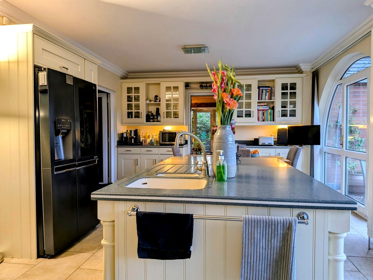 Luxurious Country Villa Retreat with Indoor Pool, Cinema & Spa Near Oxfordshire Countryside