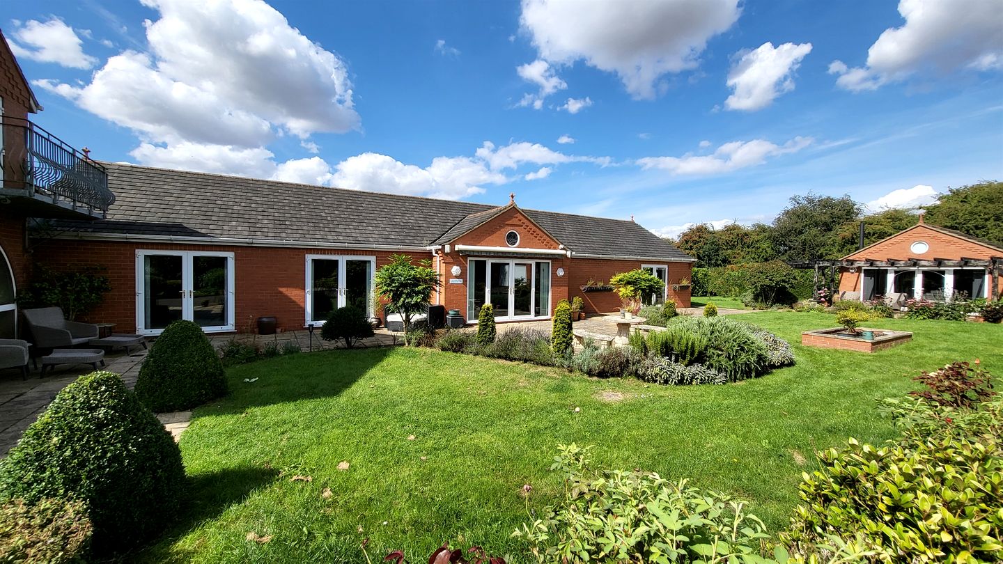 Luxurious Country Villa Retreat with Indoor Pool, Cinema & Spa Near Oxfordshire Countryside