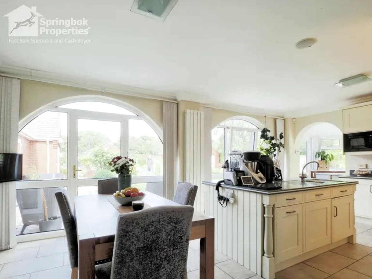 Luxurious Country Villa Retreat with Indoor Pool, Cinema & Spa Near Oxfordshire Countryside