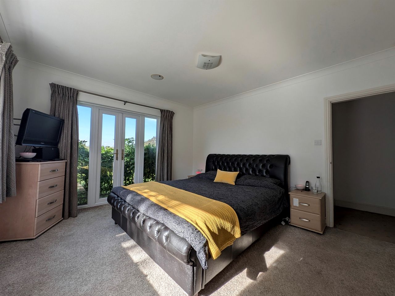 Luxurious Country Villa Retreat with Indoor Pool, Cinema & Spa Near Oxfordshire Countryside