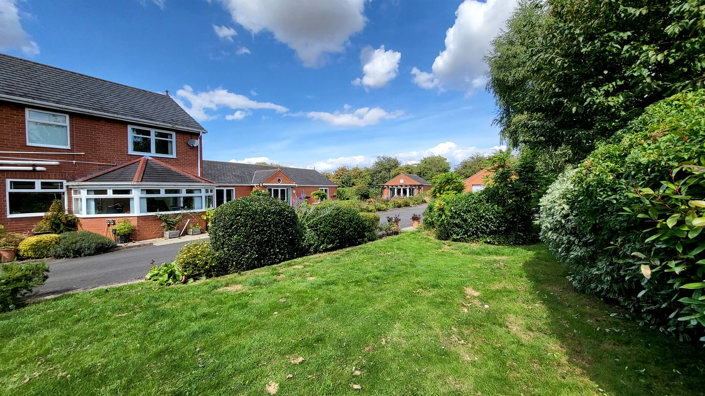 Luxurious Country Villa Retreat with Indoor Pool, Cinema & Spa Near Oxfordshire Countryside