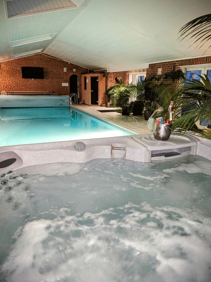 Luxurious Country Villa Retreat with Indoor Pool, Cinema & Spa Near Oxfordshire Countryside