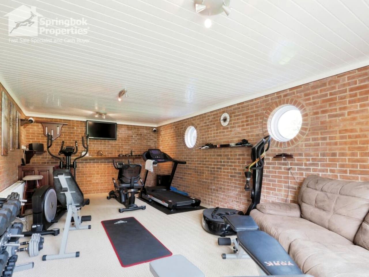 Luxurious Country Villa Retreat with Indoor Pool, Cinema & Spa Near Oxfordshire Countryside