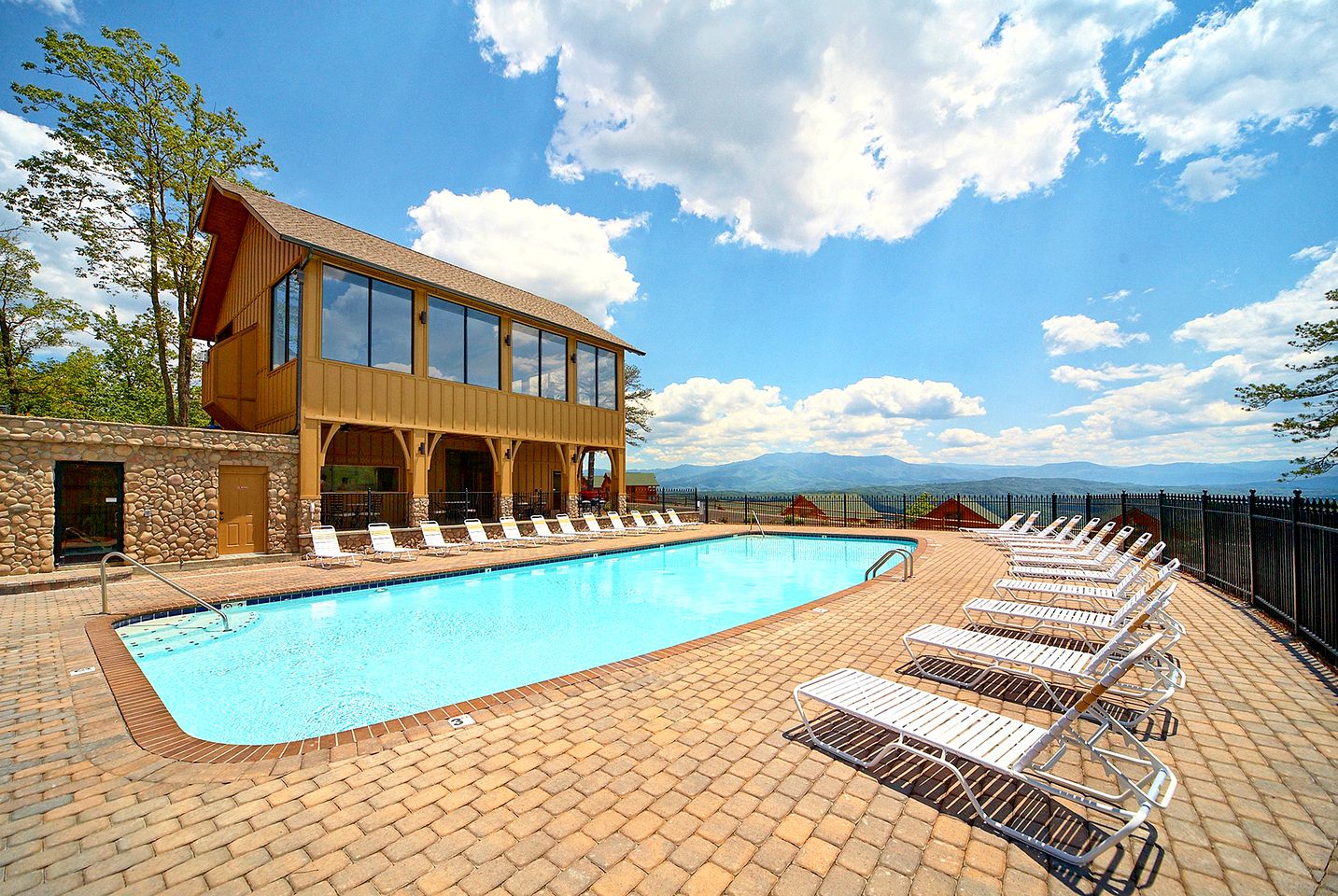 Amazing Smoky Mountain Getaway Cabin with a Hot Tub