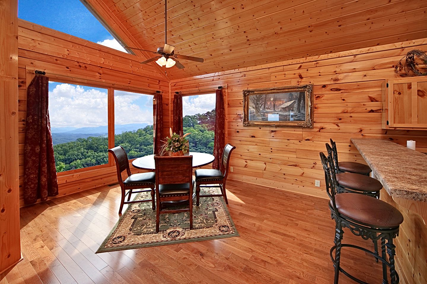 Amazing Smoky Mountain Getaway Cabin with a Hot Tub