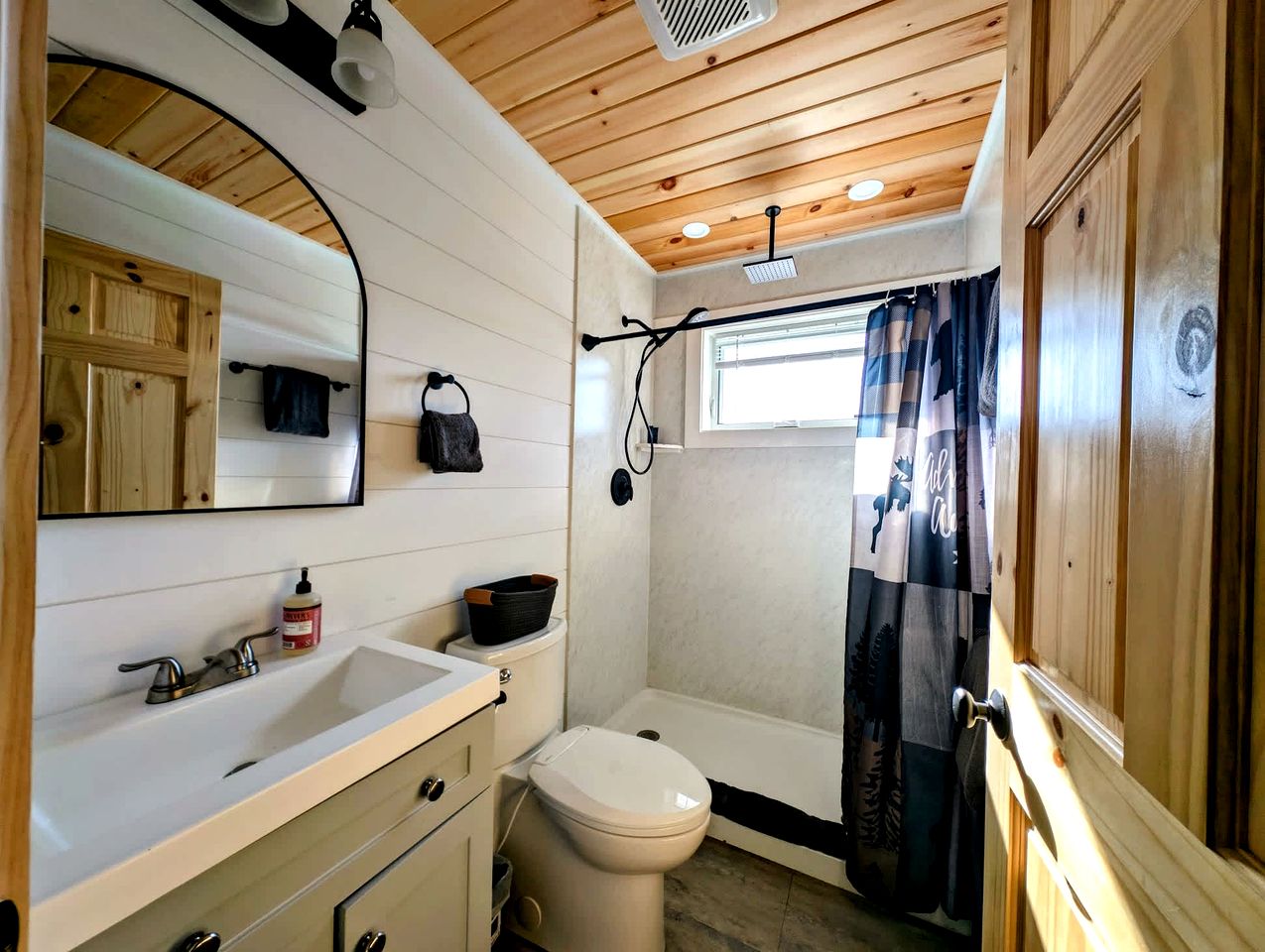 Cozy Modern Fishing Cabin with Incredible Views for an Amazing Getaway by Flanders Pond in Maine