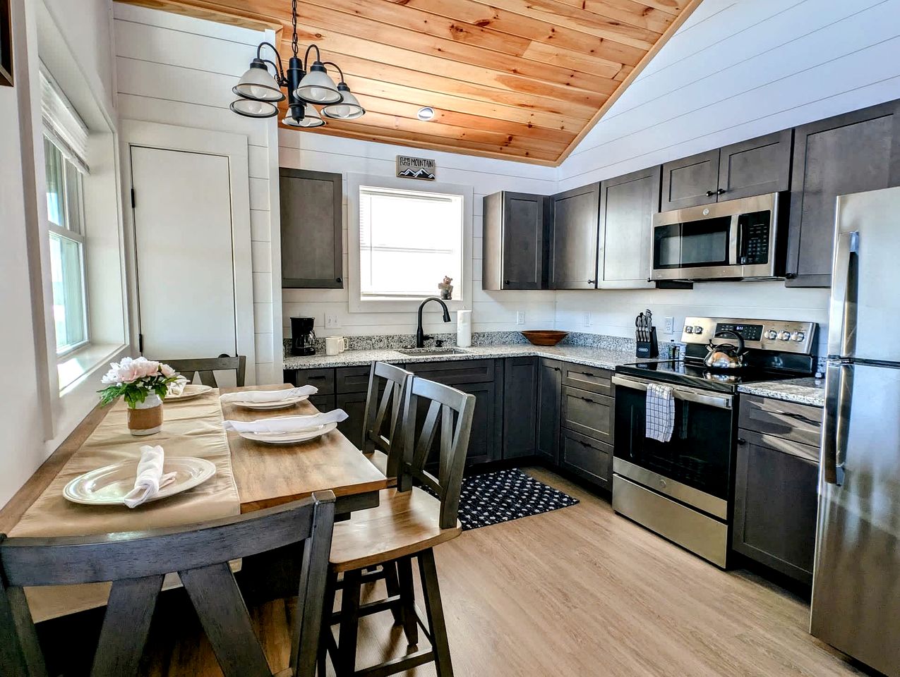 Spacious Cabin Complex with Flanders Pond Access, Ideal for Group Getaways, Located Near Sullivan, Maine