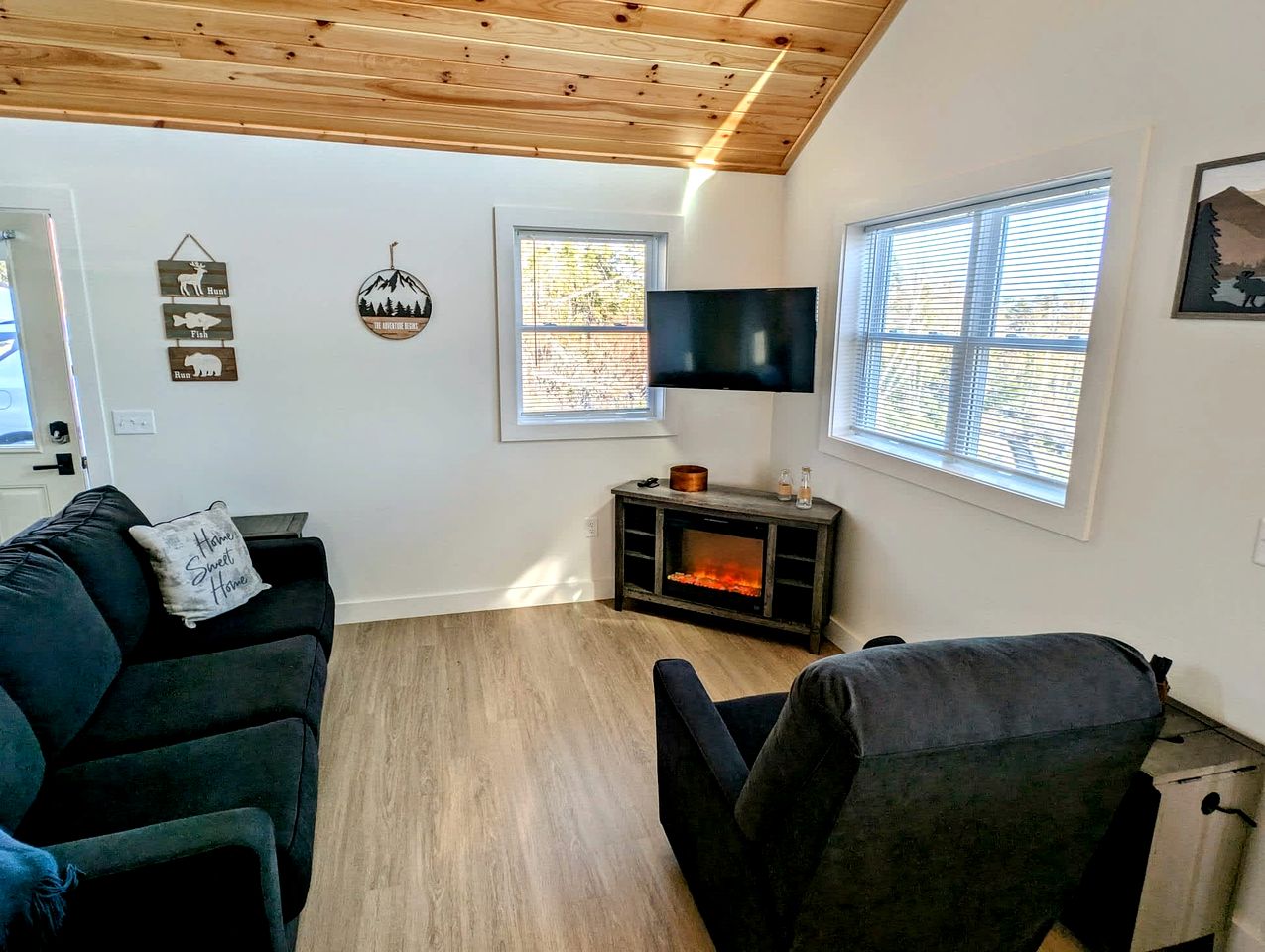 Spacious Cabin Complex with Flanders Pond Access, Ideal for Group Getaways, Located Near Sullivan, Maine