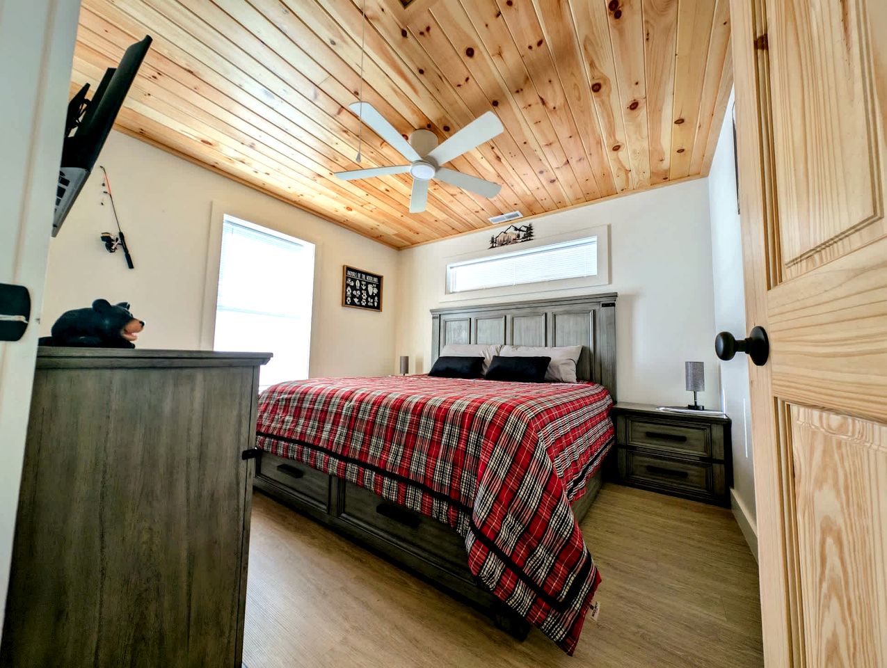 Spacious Cabin Complex with Flanders Pond Access, Ideal for Group Getaways, Located Near Sullivan, Maine
