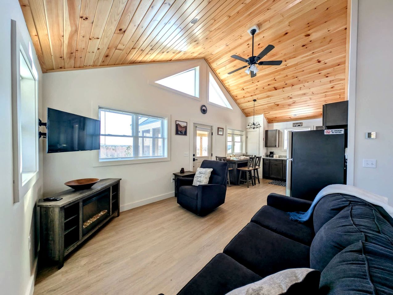 Spacious Cabin Complex with Flanders Pond Access, Ideal for Group Getaways, Located Near Sullivan, Maine