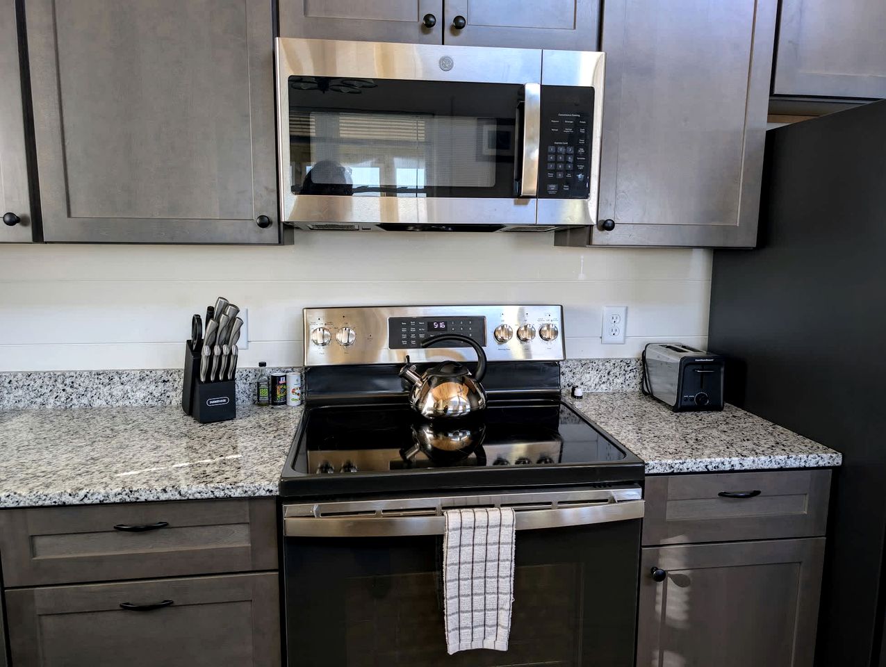 Spacious Cabin Complex with Flanders Pond Access, Ideal for Group Getaways, Located Near Sullivan, Maine