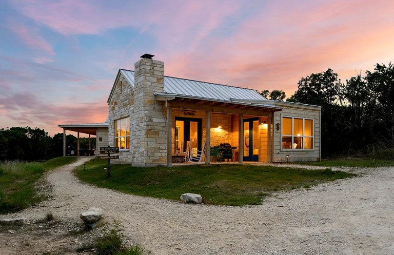 Relaxing Accessible Cottage with Outdoor Fireplace for a Peaceful Getaway near Austin, Texas