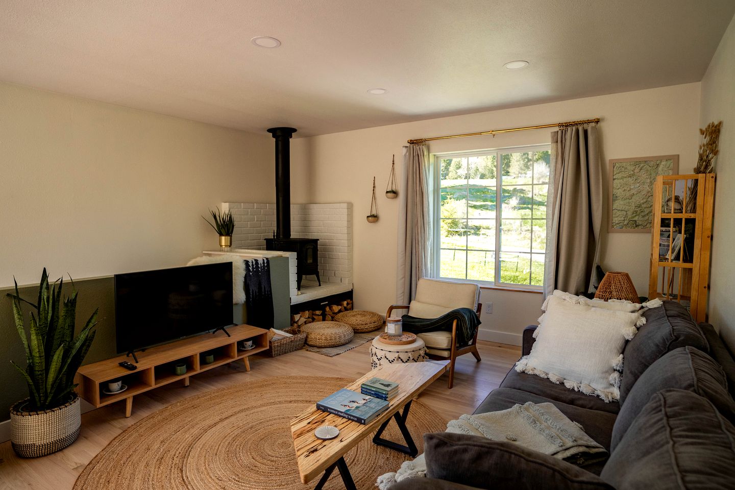 Amazing Mountain Views in this Charming Cottage with a Hot Tub in Sequim, Washington