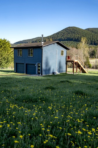 Amazing Mountain Views in this Charming Cottage with a Hot Tub in Sequim, Washington