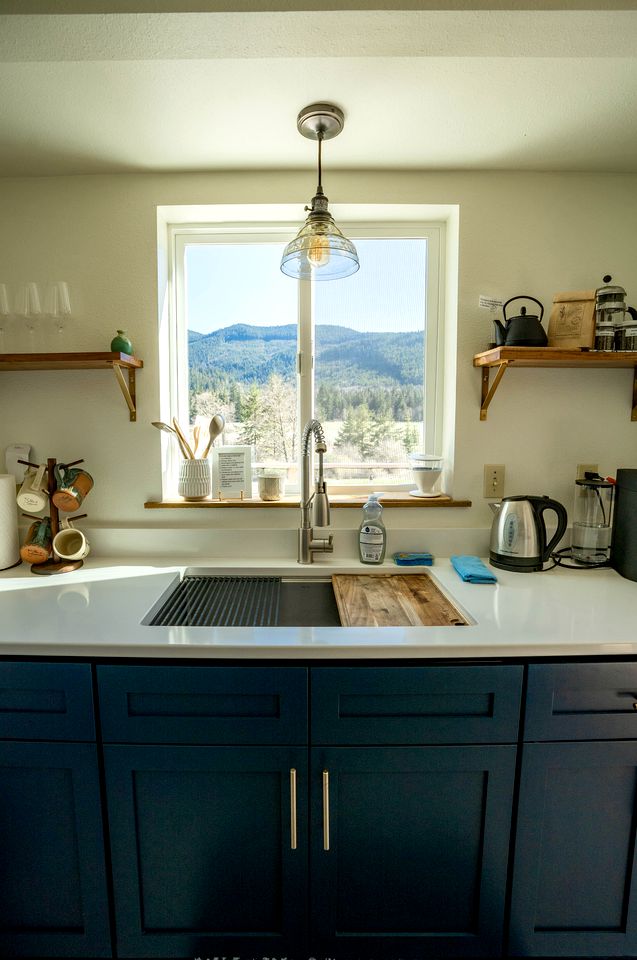 Amazing Mountain Views in this Charming Cottage with a Hot Tub in Sequim, Washington