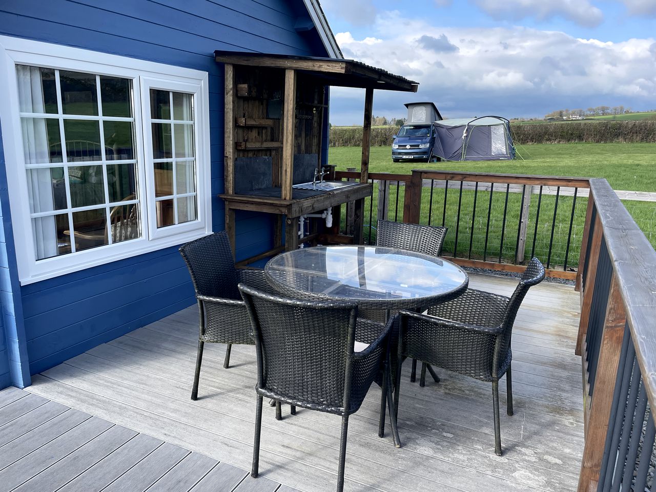 Countryside Tiny Cottage with Large Hot-Tub and Private Deck in UK