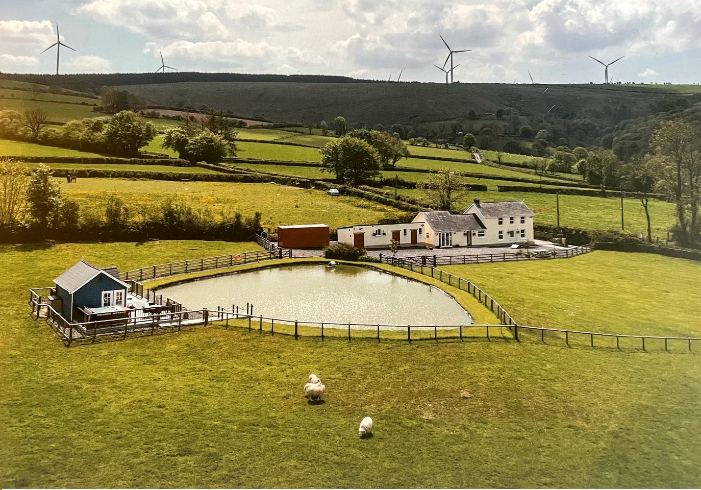 Countryside Tiny Cottage with Large Hot-Tub and Private Deck in UK