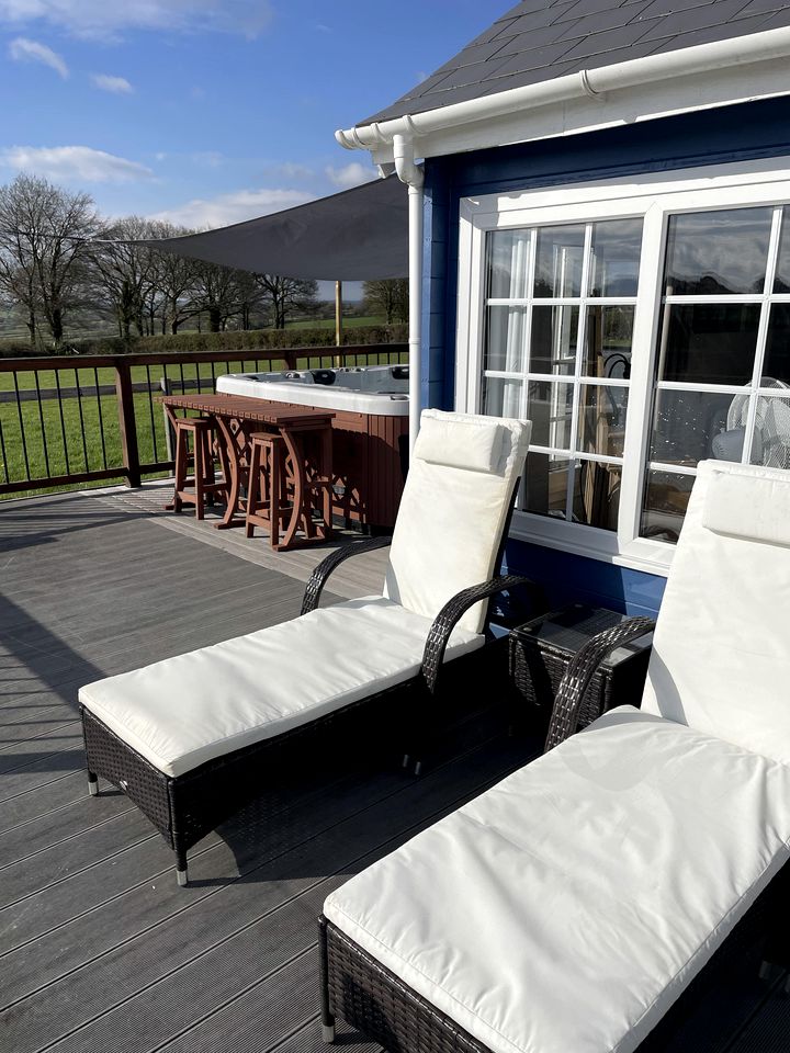 Countryside Tiny Cottage with Large Hot-Tub and Private Deck in UK