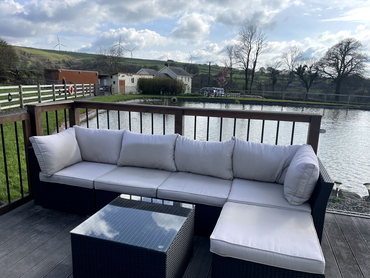 Countryside Tiny Cottage with Large Hot-Tub and Private Deck in UK