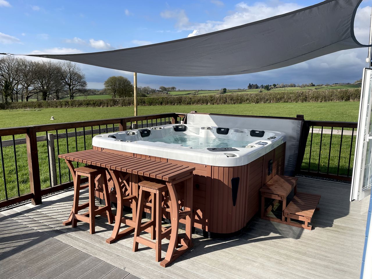 Countryside Tiny Cottage with Large Hot-Tub and Private Deck in UK