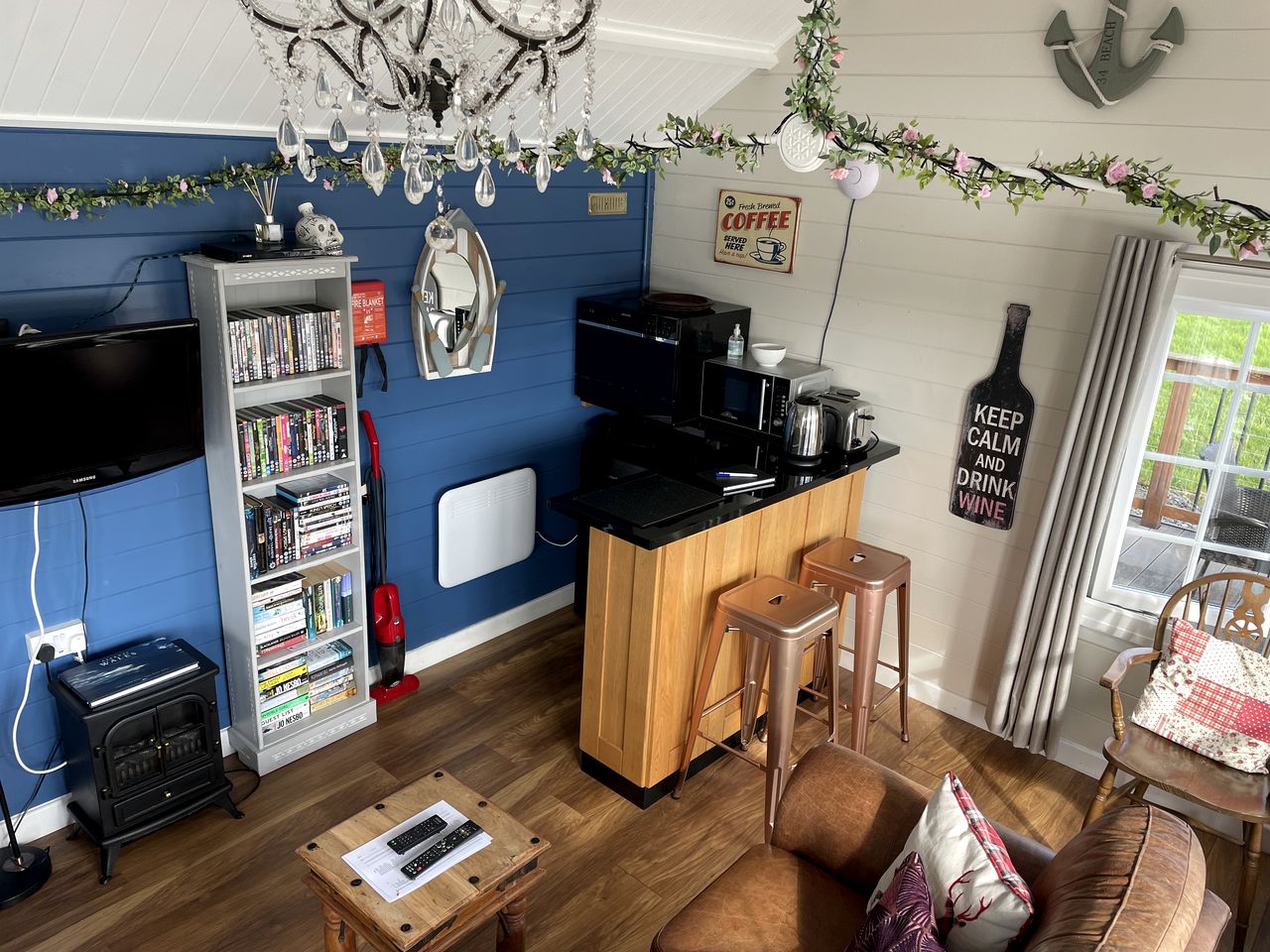 Countryside Tiny Cottage with Large Hot-Tub and Private Deck in UK