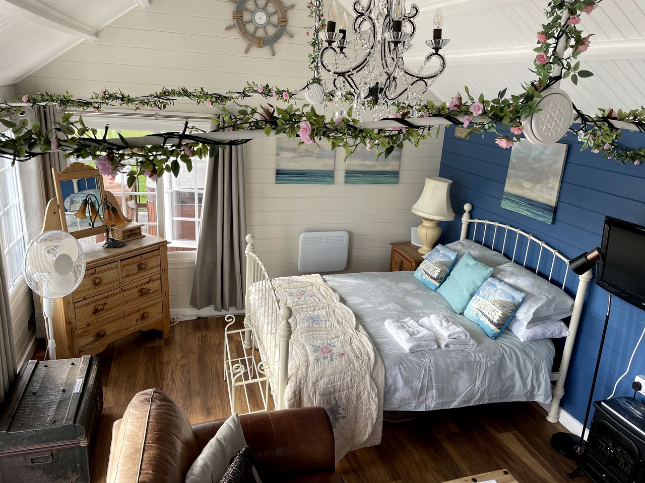 Countryside Tiny Cottage with Large Hot-Tub and Private Deck in UK