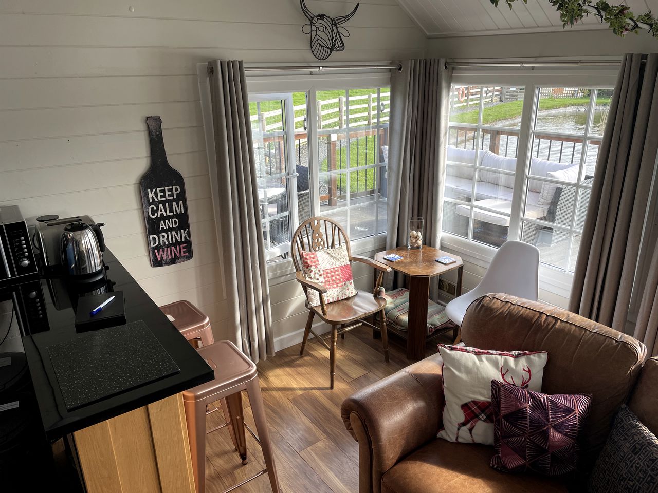 Countryside Tiny Cottage with Large Hot-Tub and Private Deck in UK